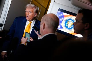 O presidente Donald Trump fala com os repórteres a bordo da Força Aérea One a caminho de Miami, sábado, 12 de abril de 2025
